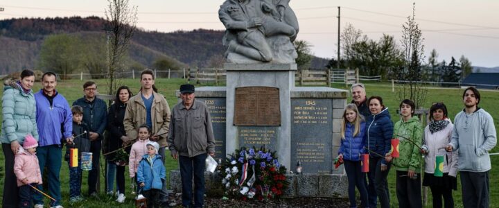 Setkání u pomníku v Crhově