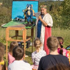 Divadlo Koráb a výstava obrazů na crhovském hřišti