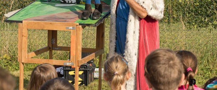 Divadlo Koráb a výstava obrazů na crhovském hřišti